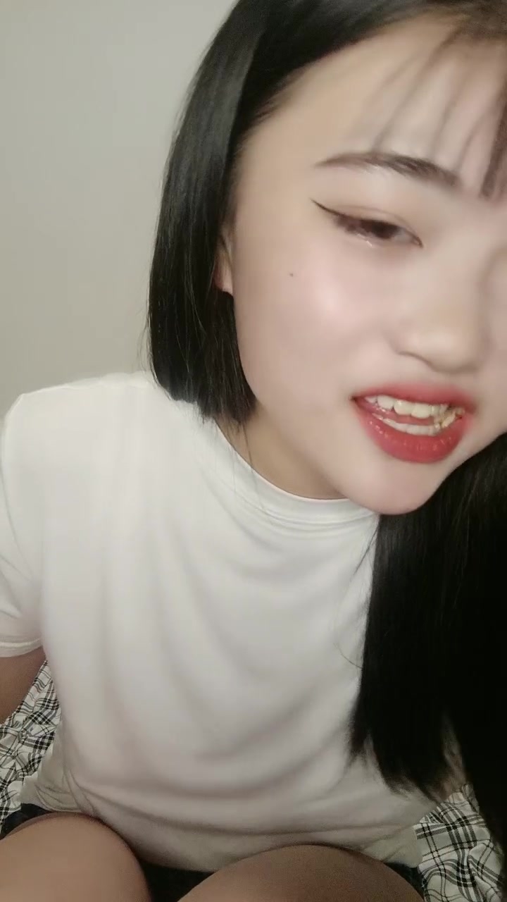 瑶瑶想喝奶露脸小骚逼带来的精彩大秀，真空装性感的骚穴在狼友的指挥下脱光，道具抽插跳蛋摩擦搞到高潮喷水