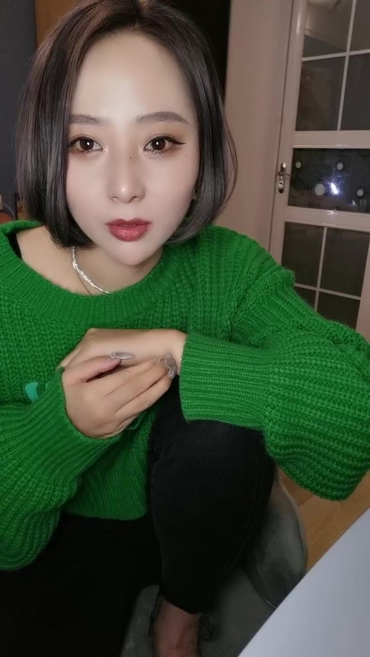 浓妆妖艳美御姐！气质超棒！换上睡衣自摸无毛骚穴，翘起屁股被炮友爆菊，黑丝美腿掰穴揉搓