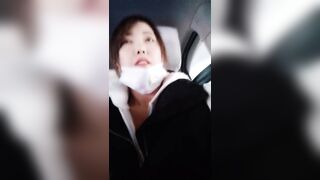 新手夫妻露脸的嫂子回家路上就开始跟狼友发骚，回到家迫不及待扒下大哥内裤舔鸡巴，激情上位后入抽插好刺激