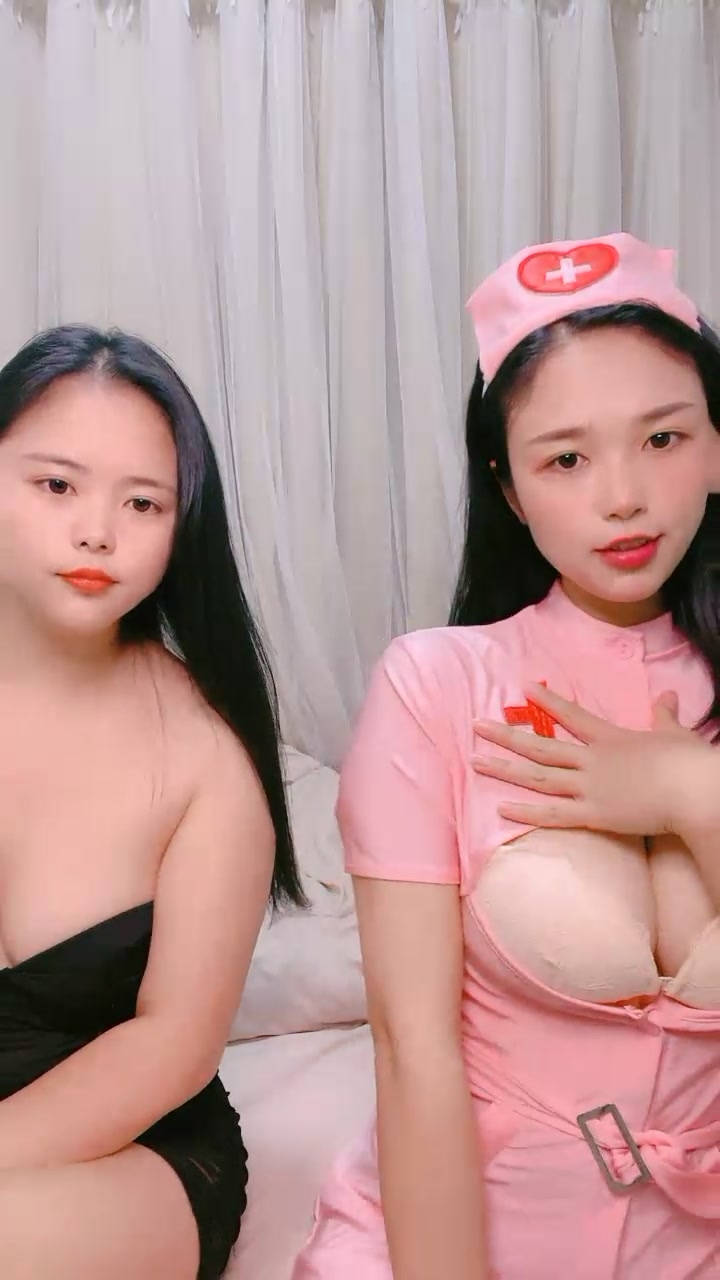 气质酒窝美女！和闺蜜一起秀！情趣护士装，掏出柔软大奶子，翘起大肥臀假屌互插，浪叫呻吟好骚