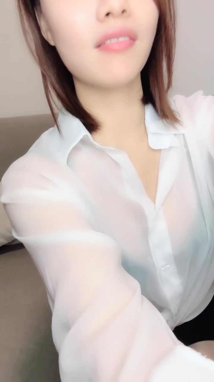 骚御姐剧情演绎！勾搭外面小哥！脱掉衣服要来一发，吸奶扣穴沙发上操，张开双腿一顿输出