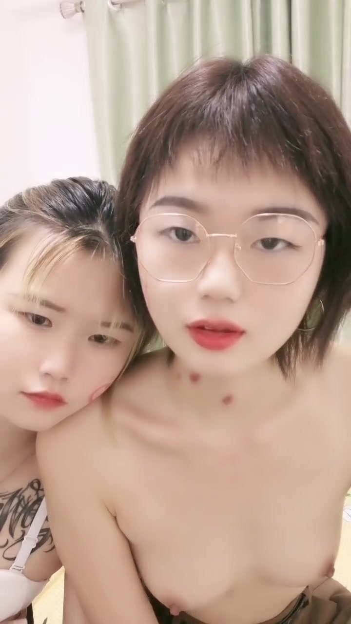 一男两女00后嫩妹！眼镜短发妹子！贫乳奶子多毛骚穴，骑乘后入深插，旁边另个妹子拍摄