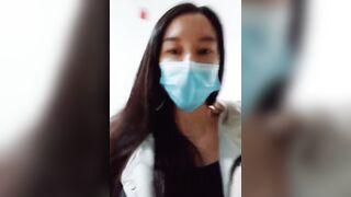 风骚少妇户外活动，漏出骚奶子差点被路人发现好刺激，在楼顶上拿大爷开心，花盆里尿尿背着大爷漏出奶子玩逼