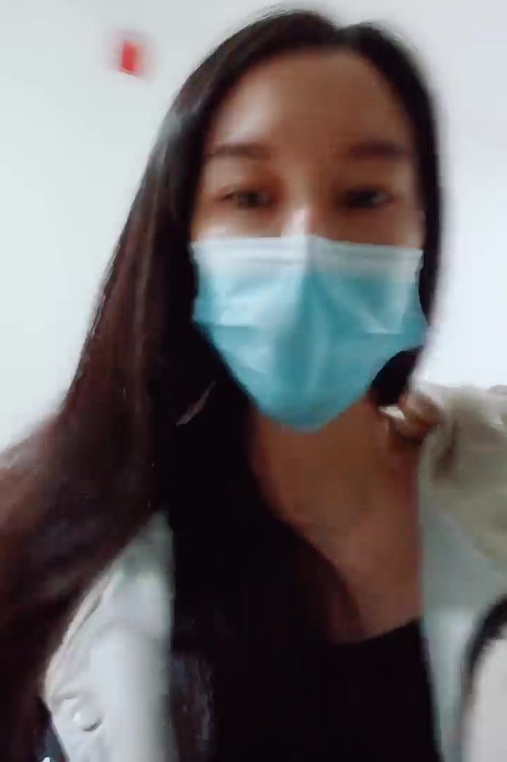风骚少妇户外活动，漏出骚奶子差点被路人发现好刺激，在楼顶上拿大爷开心，花盆里尿尿背着大爷漏出奶子玩逼
