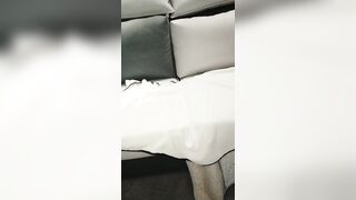 新人小少妇露脸初次下海，颜值不错身体保养的很嫩，揉软的骚奶子肆意揉捏，小逼逼掰开给狼友看自慰呻吟好骚