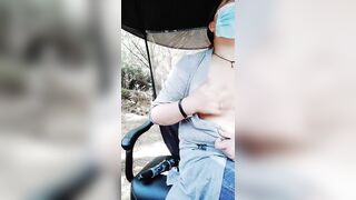 户外骚姐妹露脸跟狼友互动撩骚，又想要刺激又怕人看见，漏出骚奶子自慰逼逼呻吟还玩大黑牛，摸着奶子看四周