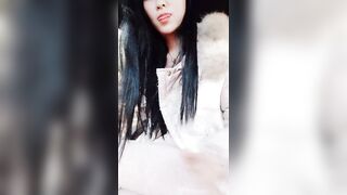 户外骚姐妹露脸跟狼友互动撩骚，又想要刺激又怕人看见，漏出骚奶子自慰逼逼呻吟还玩大黑牛，摸着奶子看四周