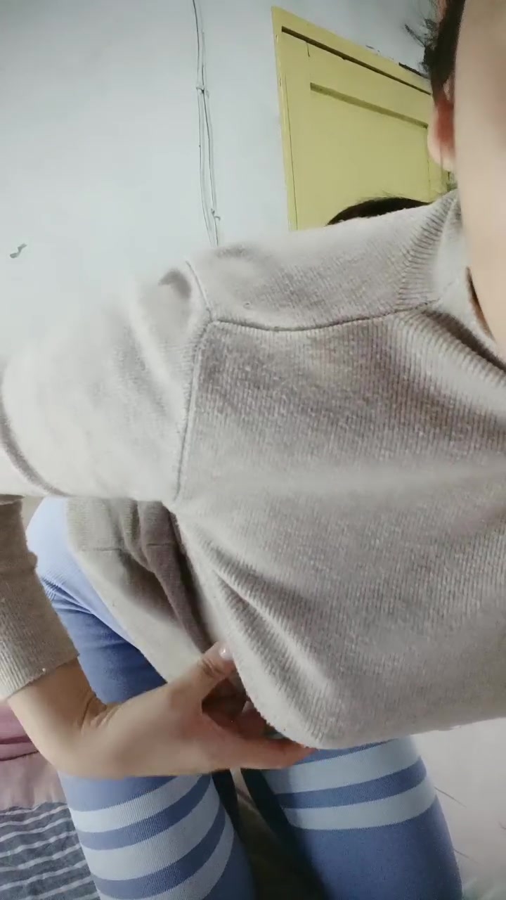 小阿姨来了全程露脸淫荡风骚，性感的大奶子还有奶水，家里有人不敢大声叫，跟狼友互动撩骚揉奶玩逼挤奶水