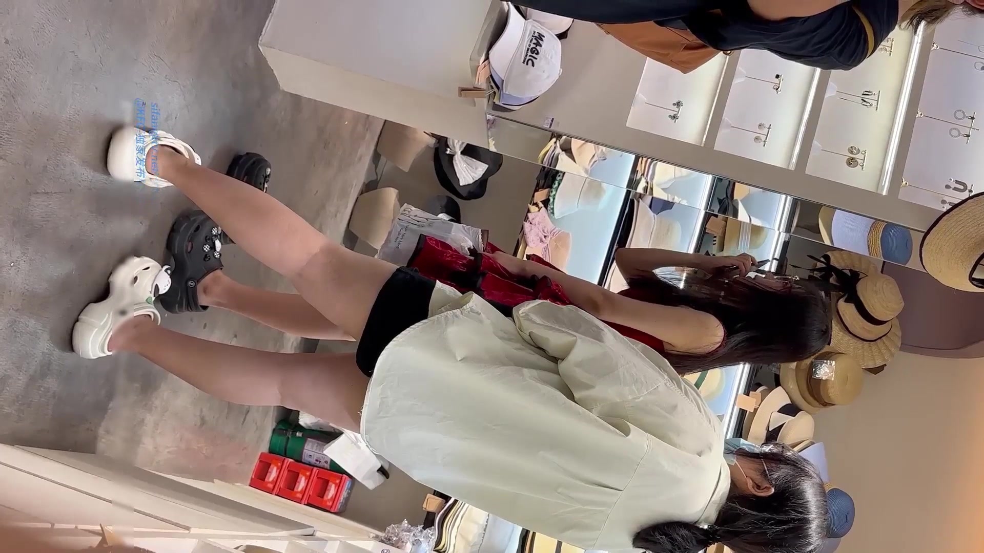 商场偷拍美女裙底风光精品极品学生妹无内贴逼拍摄鼓鼓的馒头鲍鱼