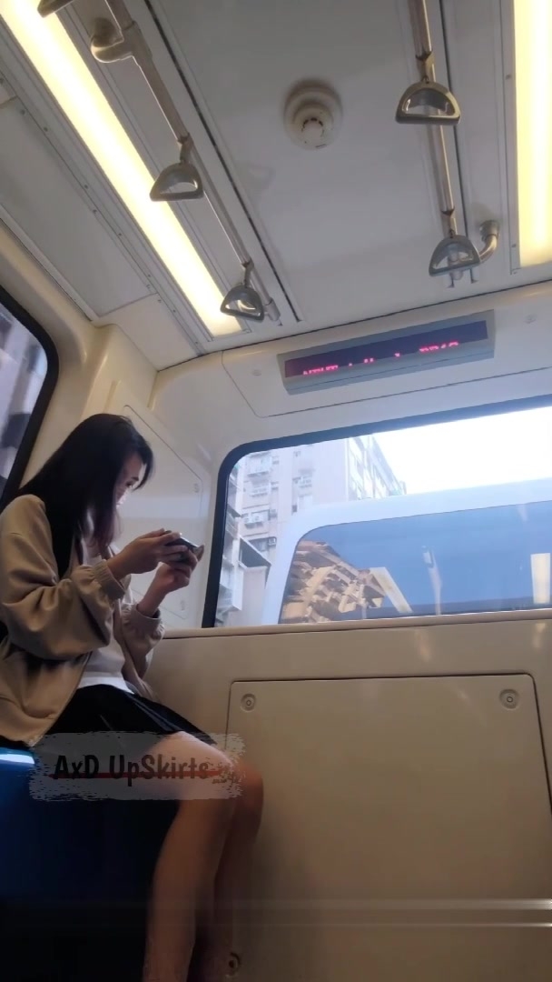 大神一路跟踪抄底不穿内裤的学生妹好漂亮的嫩鲍鱼