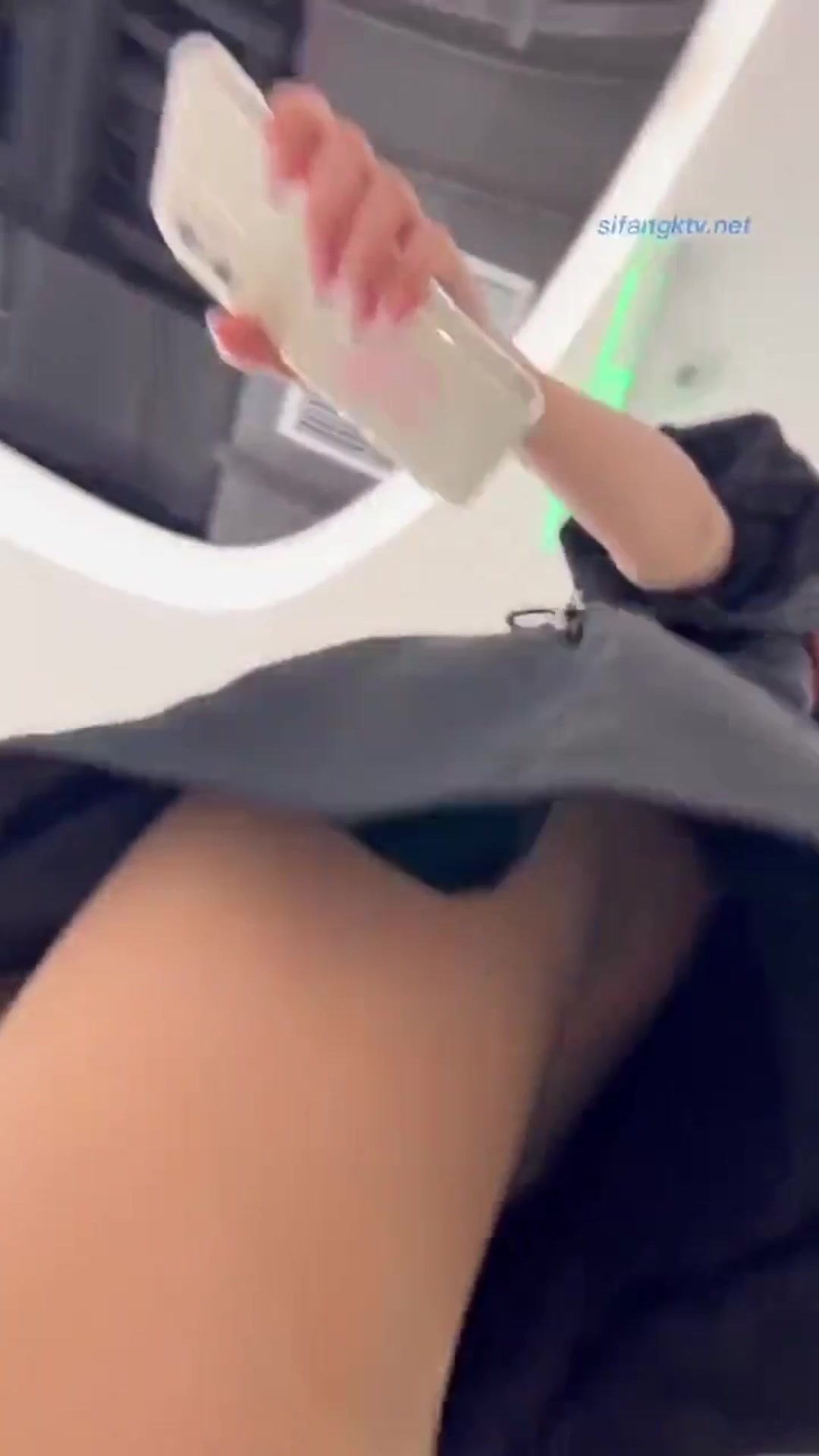商城跟随偷窥跟闺蜜逛街的漂亮眼镜小姐姐 粉内内包着性感大屁屁很诱惑
