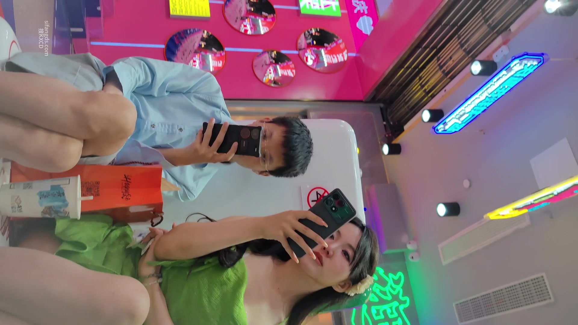 尾随偷拍绿色吊带连衣裙极品少妇性感灰色窄内清纯脸蛋穿的这么骚反差真是太大了，一路跟拍JB硬了一路