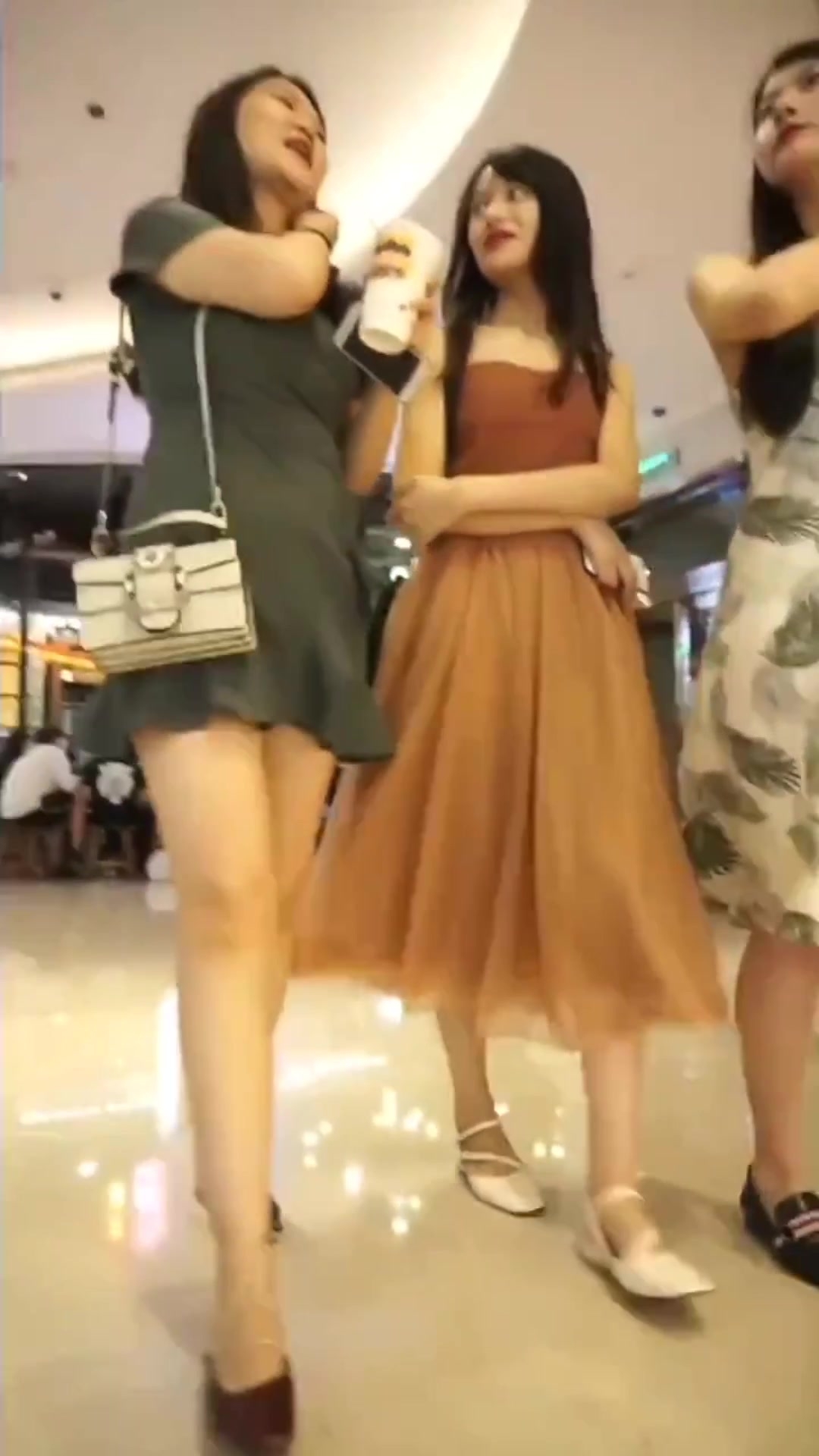 跟随偷窥跟闺蜜逛街的漂亮小姐姐 皮肤白皙 小骚丁全部卡在大屁屁里面了