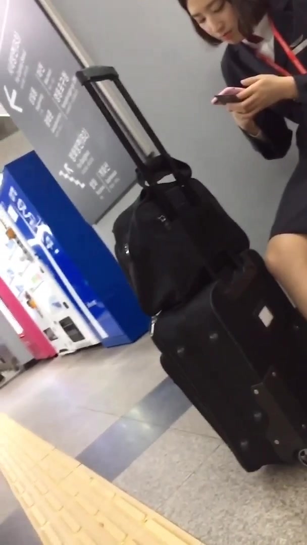【裙底春光乍泄】抄底各路高质量空姐乘务员 白皙大长腿诱人丝袜 骚丁豹纹白窄五花八门 饱满阴皁腿都够玩一年 (1)