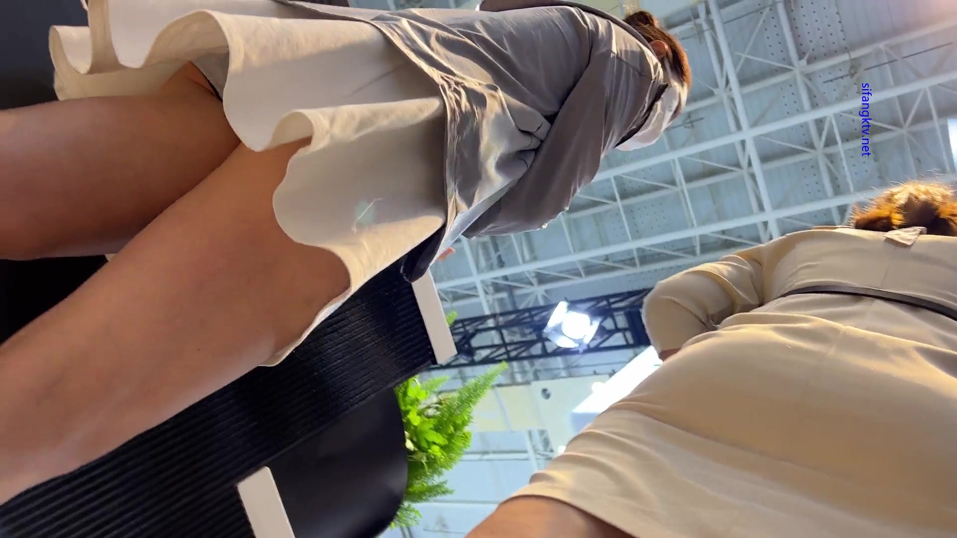 2023最新流出RKQ系列 偷拍大神车展抄底女神车模 美女主持裙底风光4K高清画质