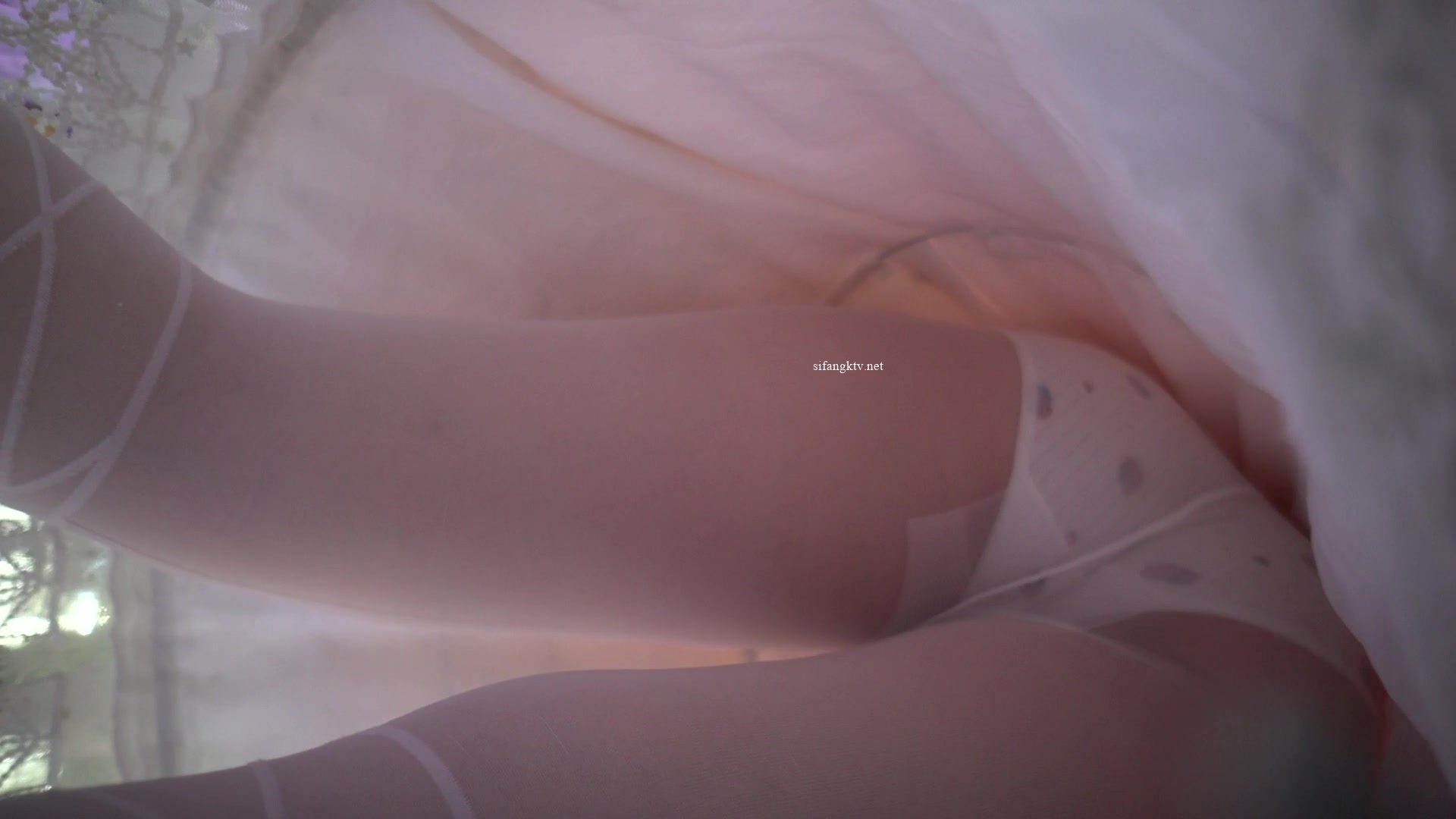 大神一路走一路抄底多位黑丝美女全是漂亮的小姐姐3 (7)