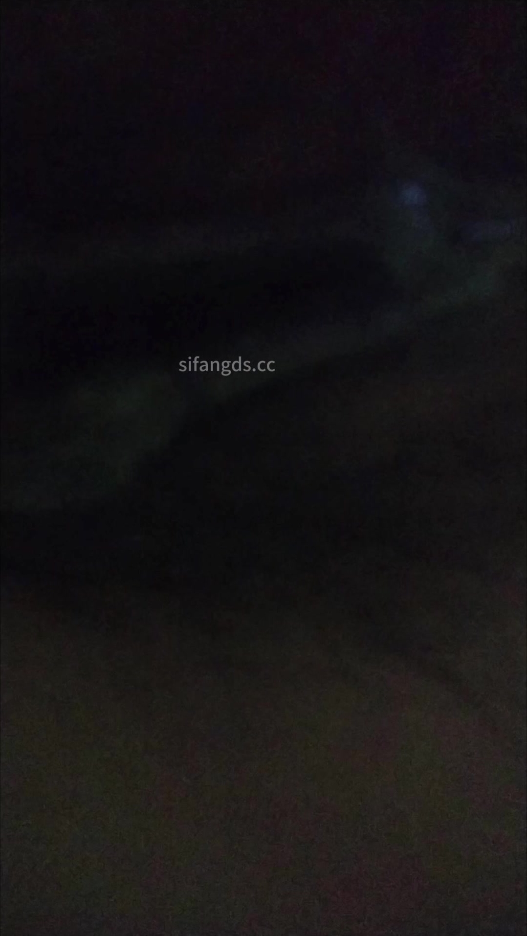 抄底拍到穿红蓝色民族舞的舞蹈生嫩逼，大阴唇看着真的好长啊，这