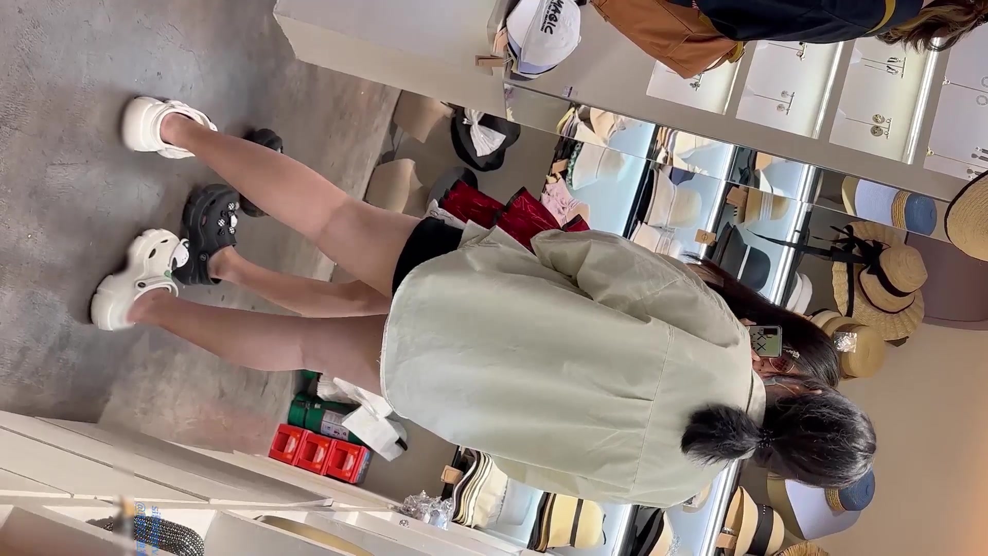 大神偷拍美女裙底风光KFC 年度精品.极品学生妹无内贴逼拍摄骚逼白色液体流出