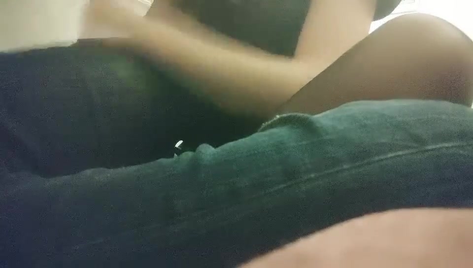 【山鸡岁月】一代炮王，完整版未流出，小少妇找到了生财之道，老公不在就上门，害羞不让看屄，可插可舔可抠 (1)