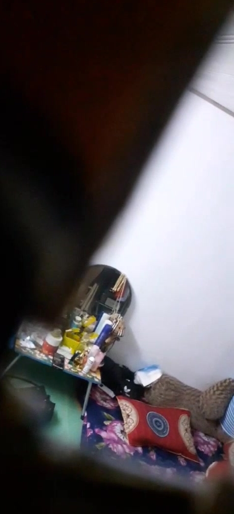 冒险出租房洞中偸窥 身材苗条小姐姐脱光洗澡 越拍越刺激最后翻车被发现赶紧跑吓尿了