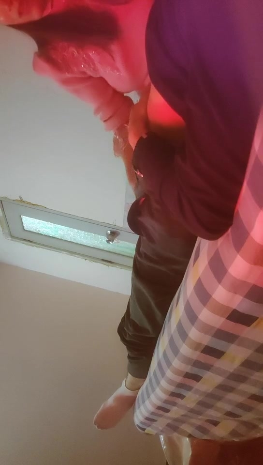 【与熟女的故事】大胸人妻口活给力，粉红氛围下激情交合，骚逼浪叫止不住！！