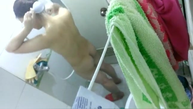 出租屋二房东通风管道透气孔偷拍气质眼镜女租客洗澡蹲着用花沙洗逼逼