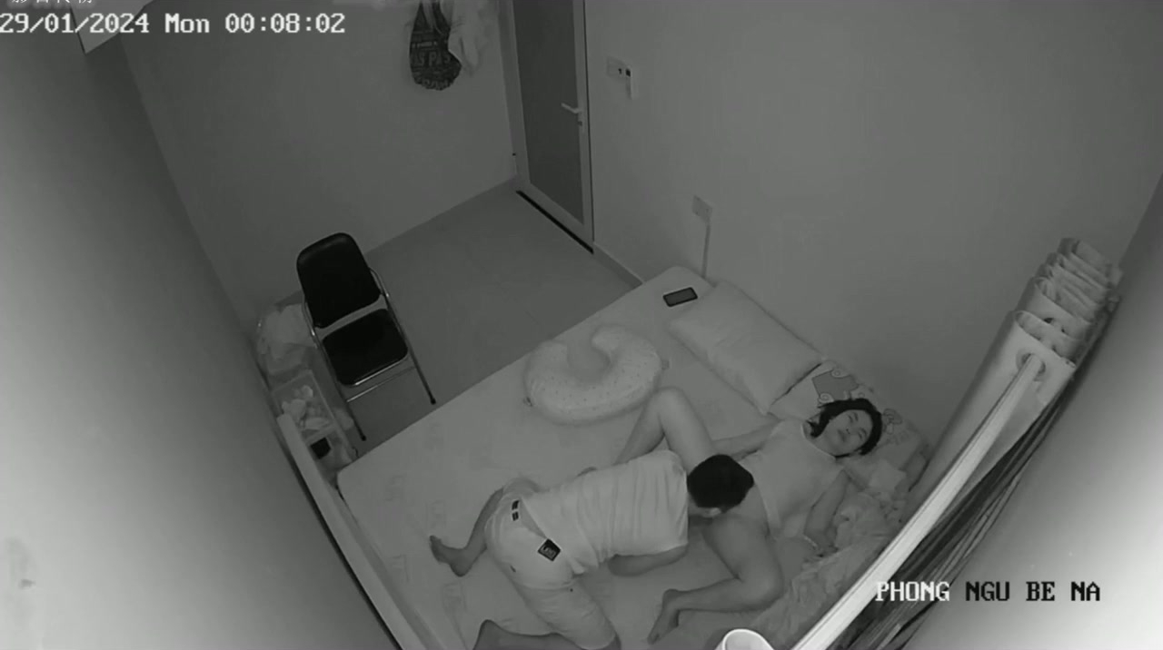 咸湿房东出租屋房内偷装摄像头偷拍 租客日常性生活小哥指口并用给媳妇调情后啪啪