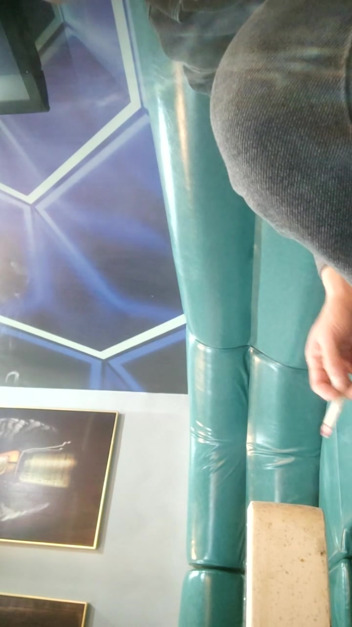 【卅卅寻花】KTV里都是嫩妹，连续俩00后，强制摸奶亲吻，大白兔一把拽出来，玩得刺激