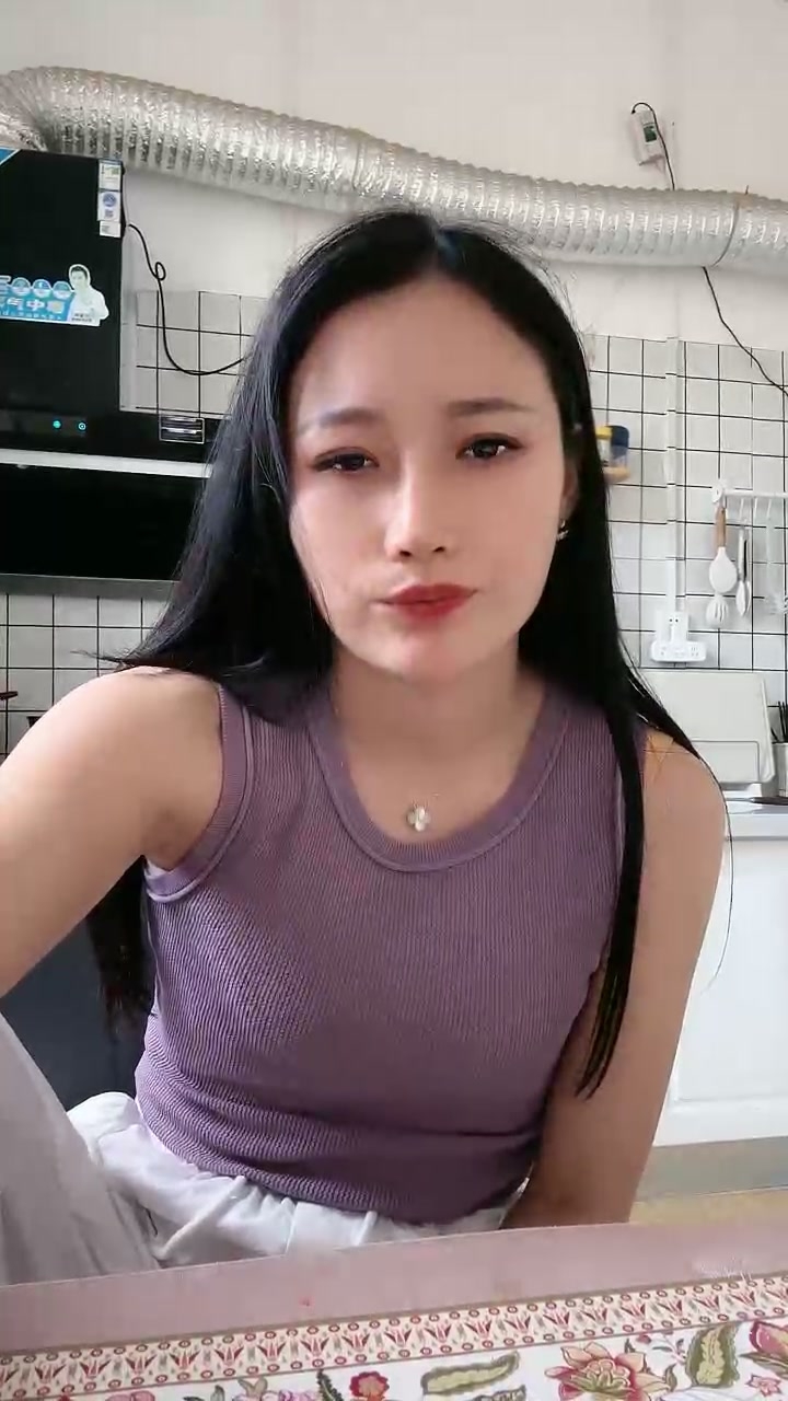 真实良家小少妇露脸激情大秀直播诱惑狼友，在狼友的指挥下漏出骚奶子自慰逼逼，特写展示骚遍家里每一间屋子