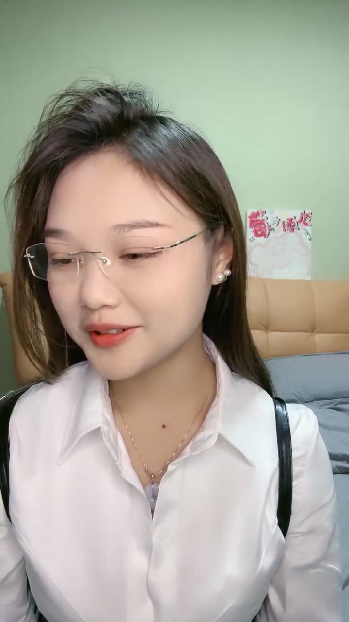 气质眼镜甜妹，性格活泼，白衬衣小尺度诱惑，脱光光掰开小穴，揉搓骚逼，手指插入扣弄