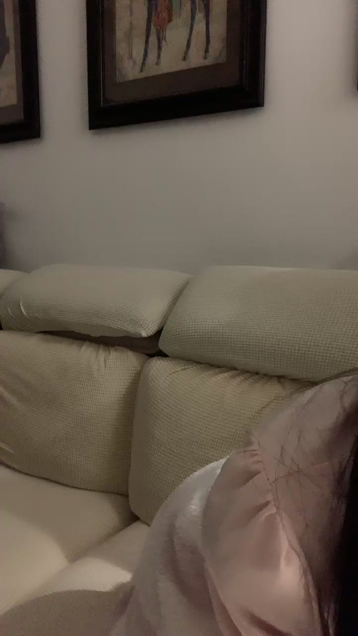颜值区女神！外表文静很漂亮！给大家小露一波，撩起衣服贫乳，换装衬衣，半脱下内裤性感美臀