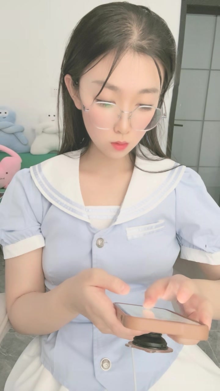 极品尤物女神大学生！眼镜JK装！乳夹抖臀摸穴，随着音乐摆臀，妹妹好想被操，极度诱惑