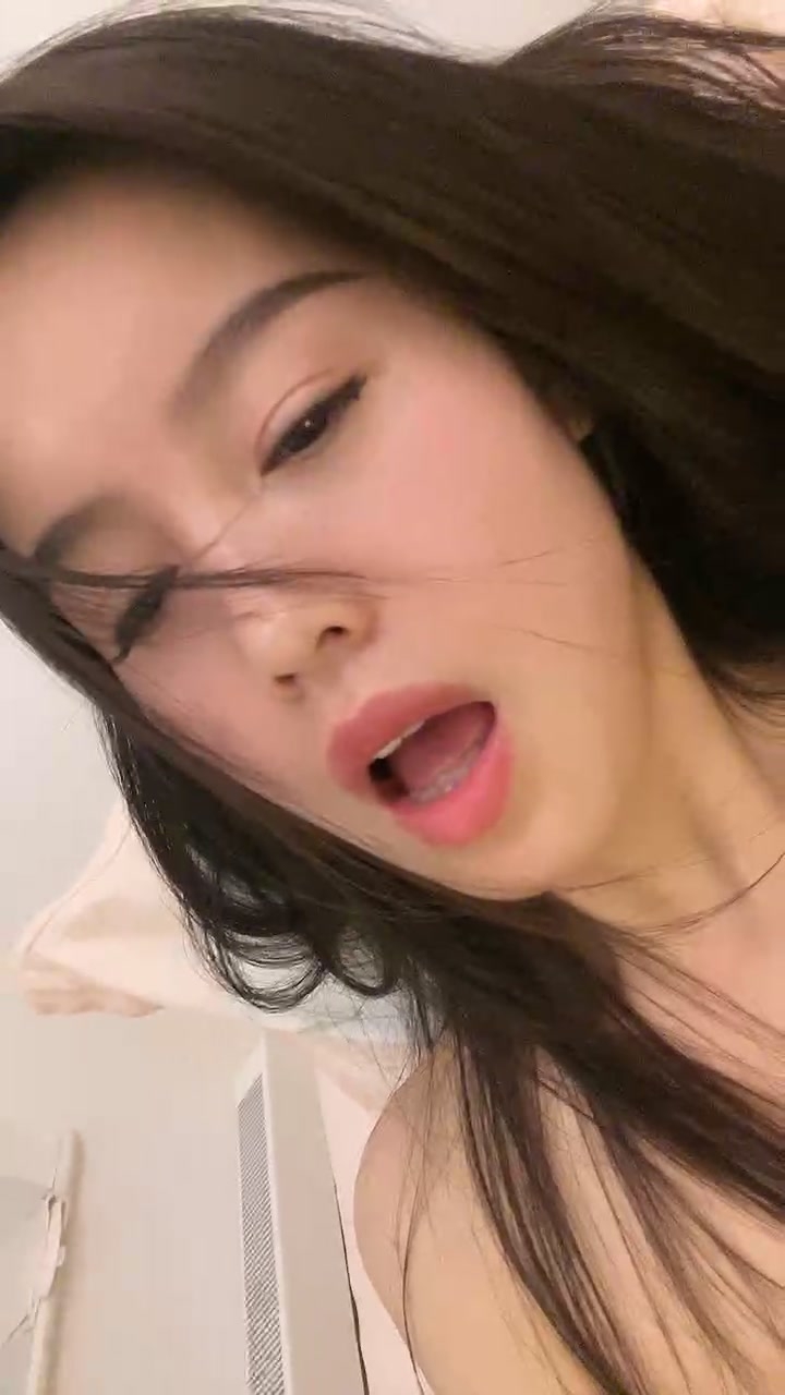 这妞长的有点像女明星啊，全程露脸情趣内衣丁字裤诱惑，揉奶玩逼特写展示，水嫩多汁听狼友指挥激情秀别错过