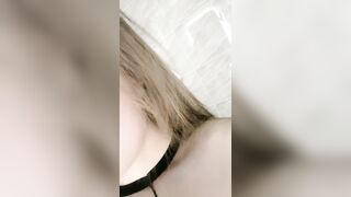 极品尤物颜值女神！近期下海密码房！连体黑丝卫生间诱惑，菊花肛塞跳蛋震穴，翘起屁股特写，用上大黑牛