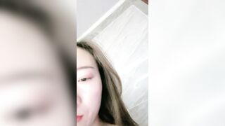 极品尤物颜值女神！近期下海密码房！连体黑丝卫生间诱惑，菊花肛塞跳蛋震穴，翘起屁股特写，用上大黑牛