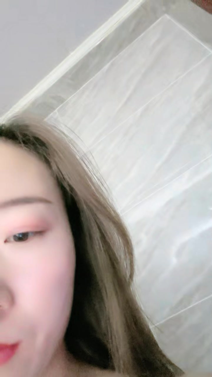 极品尤物颜值女神！近期下海密码房！连体黑丝卫生间诱惑，菊花肛塞跳蛋震穴，翘起屁股特写，用上大黑牛