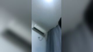 发骚的学妹露脸拿着道具疯狂抽插骚穴喊狼友爸爸，让小哥掰开骚逼给狼友看特写，深喉大鸡巴无套抽插内射中出