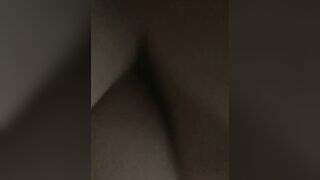 发骚的学妹露脸拿着道具疯狂抽插骚穴喊狼友爸爸，让小哥掰开骚逼给狼友看特写，深喉大鸡巴无套抽插内射中出