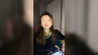 旗袍美少妇初下海！应要求大秀一波！脱光光超嫩粉穴，拿出按摩器震穴，在床上玩起来非常骚