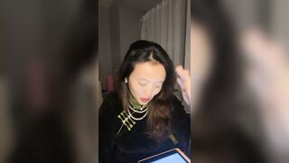 旗袍美少妇初下海！应要求大秀一波！脱光光超嫩粉穴，拿出按摩器震穴，在床上玩起来非常骚