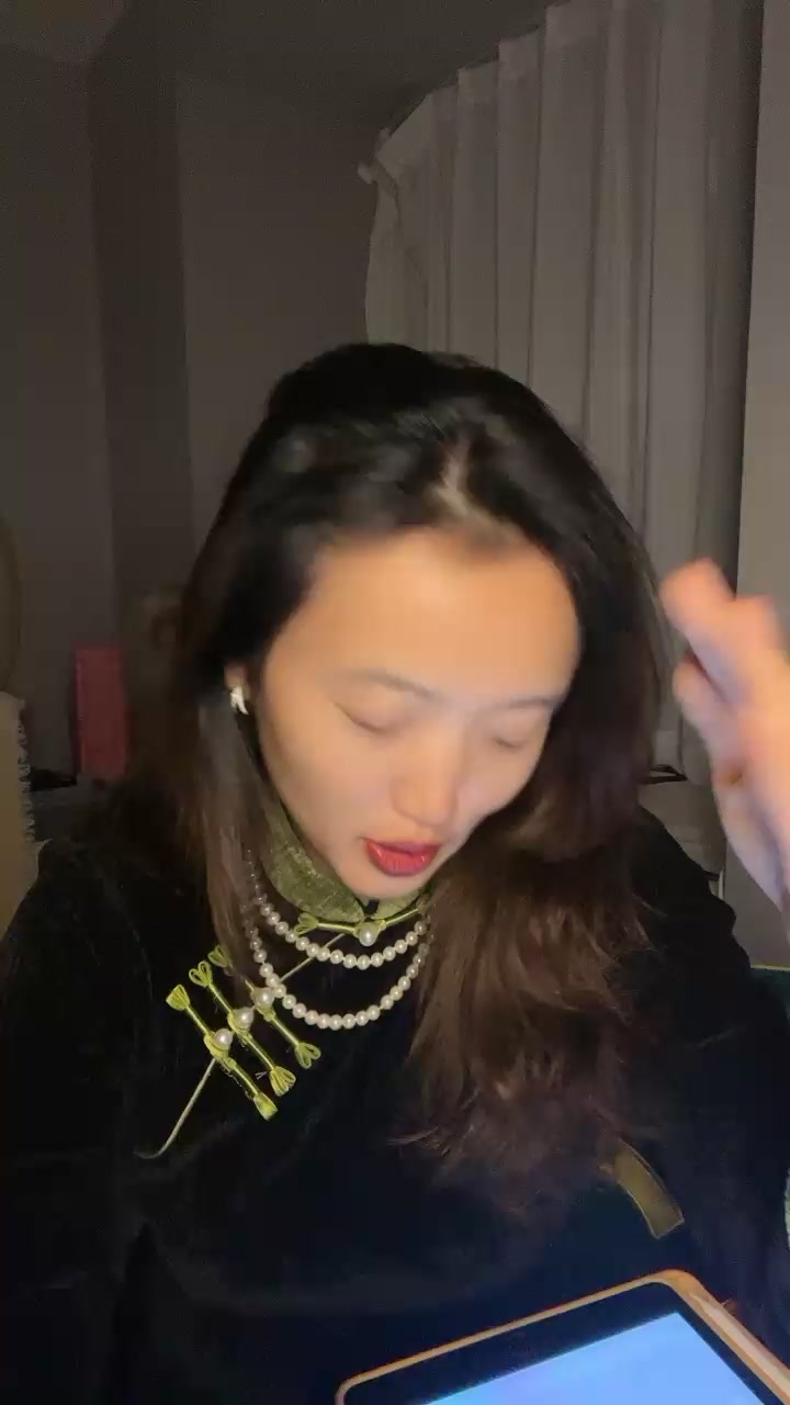 旗袍美少妇初下海！应要求大秀一波！脱光光超嫩粉穴，拿出按摩器震穴，在床上玩起来非常骚