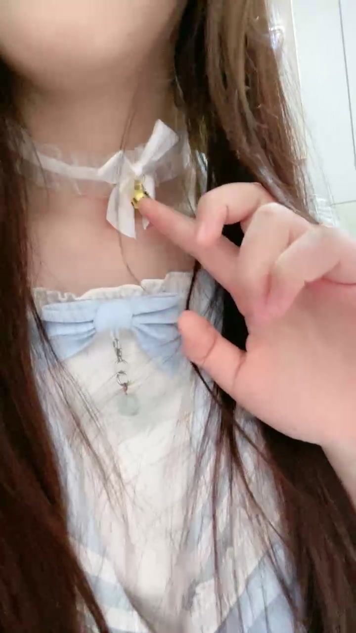 颜值可可妹妹！收费房自摸秀一波！白嫩奶子粉穴，掰开小穴揉搓阴蒂，搞的骚穴湿哒哒
