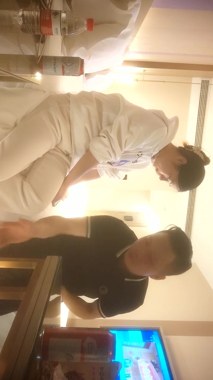 痞痞黑凌晨密码房，两对夫妻换妻，情趣游戏开档内衣，精彩刺激 (1)