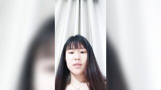 新来的年轻小骚妹子全程露脸跟狼友发骚，互动狼友听指挥玩弄逼逼，跳蛋塞逼里自慰，撅着屁股自己抠好多淫水