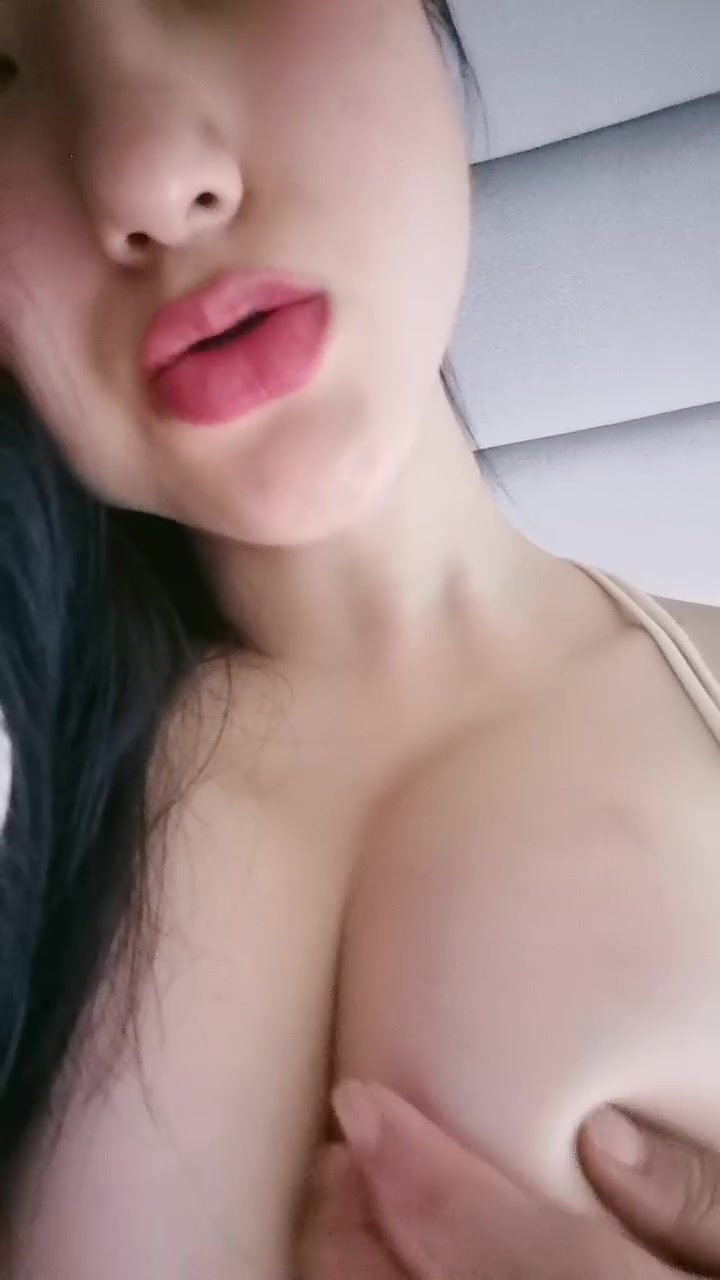 高颜值气质大奶风骚少妇，情趣诱惑大秀直播，揉捏软嫩的大奶子浪叫呻吟，掰开逼逼给狼友看特写自慰舔骚淫水