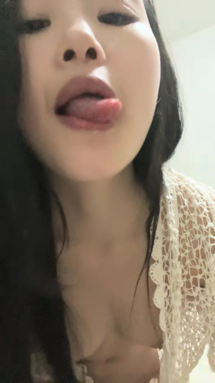 新人下海骚货妹妹！表情一脸淫骚！拿着易拉罐一顿舔，跪在椅子蜜桃美臀，搔首弄姿自摸扣穴
