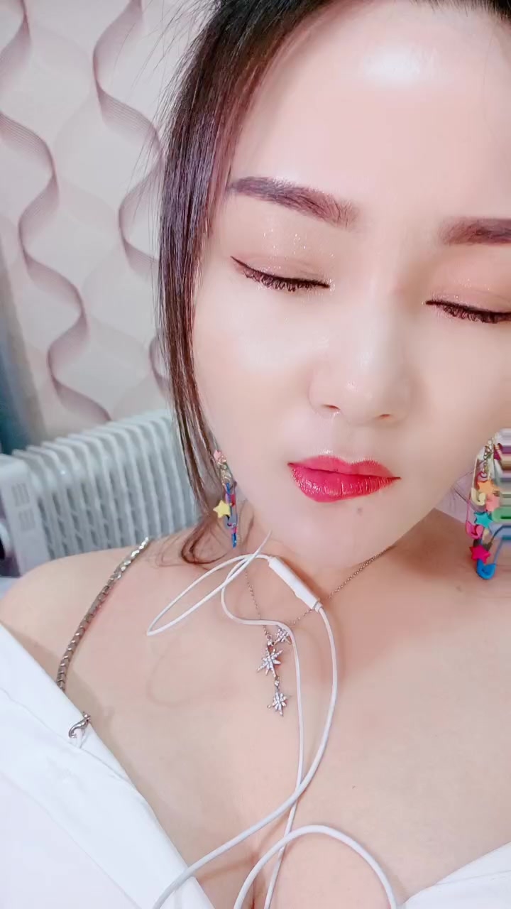 白衬衣的白皙御姐范妹子，露脸躺下跳蛋自慰，穴穴很粉嫩，销魂式呻吟水晶屌插穴