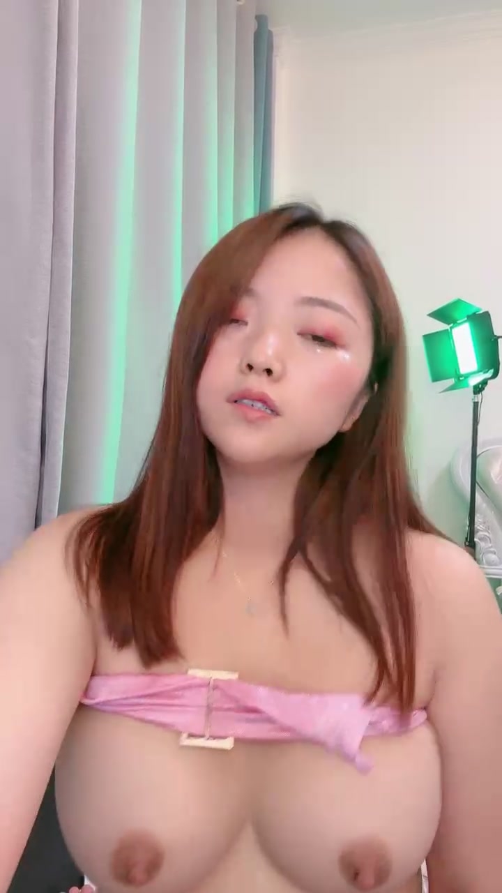 淫水泛滥的极品骚货微胖露脸直播大秀发骚，自己玩着奶头伸着舌头要舔狼友大鸡巴，肛门拉珠道具玩逼淫水多多