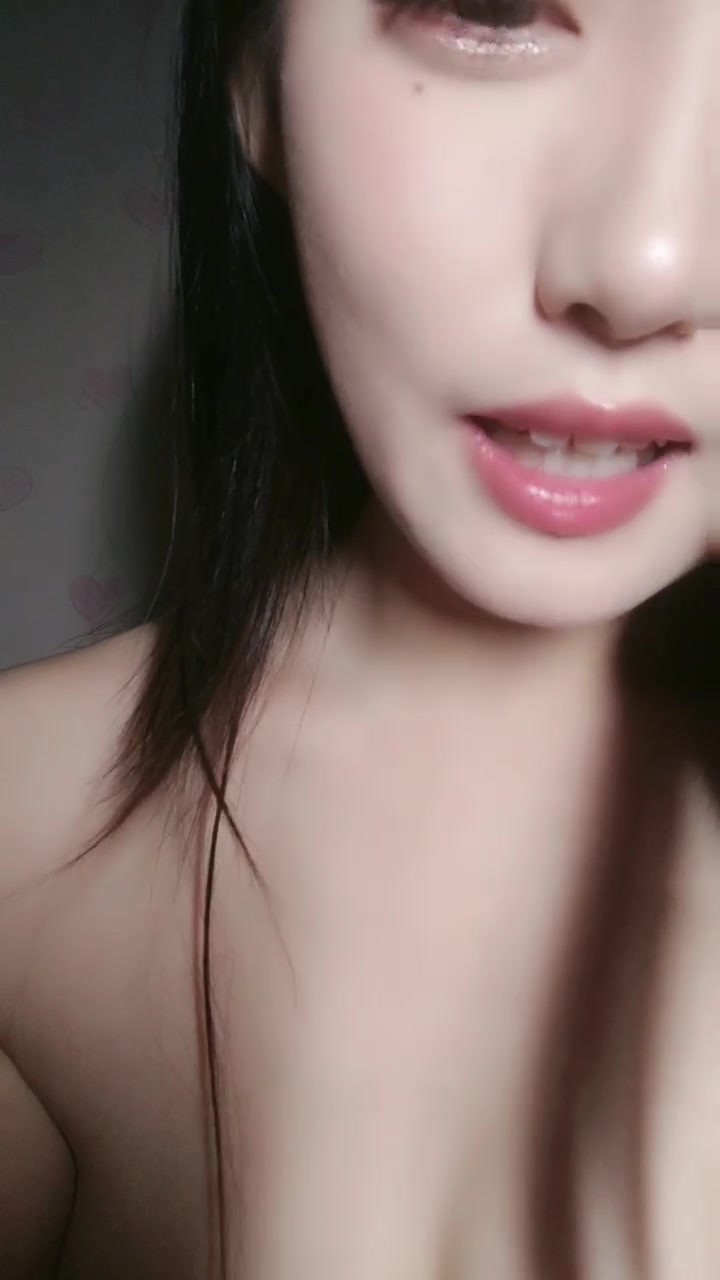 小妹没烦恼，全程露脸看着就好骚，小嘴舔弄假鸡巴好诱人，道具疯狂抽插蹂躏骚穴，呻吟可射表情好骚不要错过