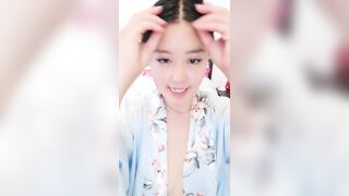 人妻的诱惑，露脸火辣艳舞刺激狼友，揉奶玩逼自己叼着内裤揉捏骚奶子，淫声荡语互动撩骚，吸吮手指都流口水